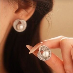 Elegant Silver Pearl Stud Earrings R251